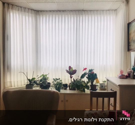 וילון לבן ארוך מכסה חלון גדול